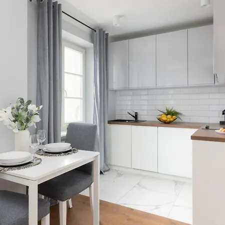 Center Chmielna By Renters מלון דירות 4*