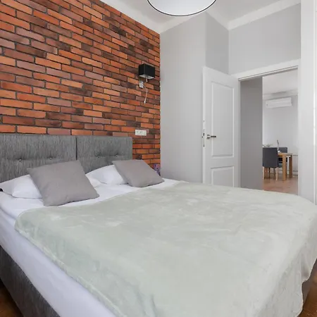 Center Chmielna By Renters מלון דירות ורשה