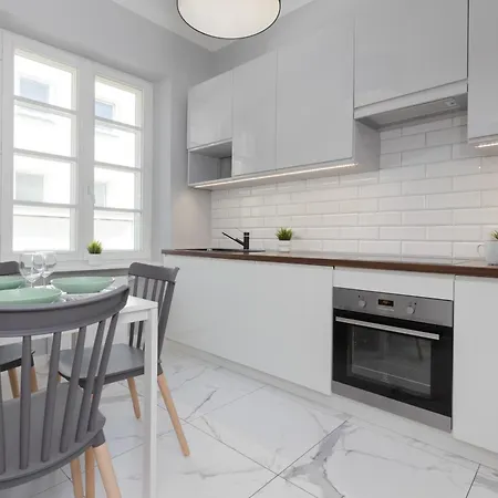 Center Chmielna By Renters 4* ורשה